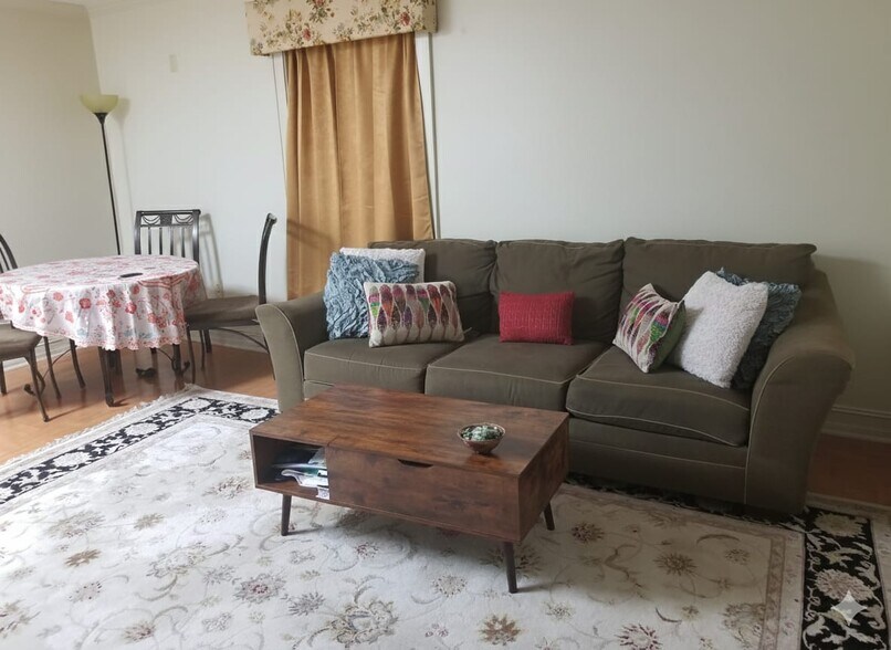 Building Photo - 913 Prestwood Dr