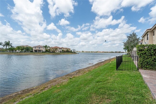 Building Photo - 8435 Lakeview Trail