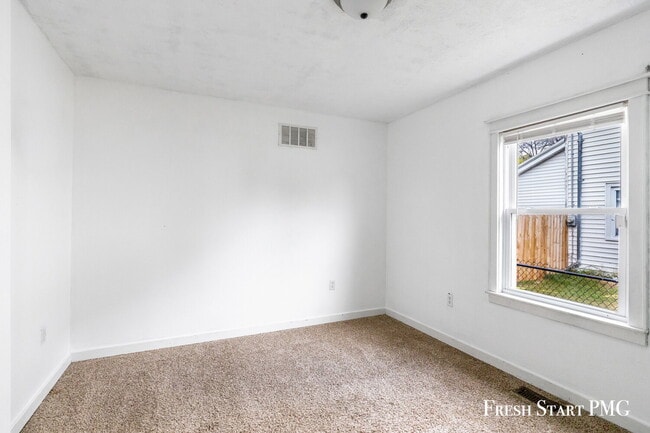 Building Photo - Spacious 4-Bedroom Home with Modern Style & Flexible Spaces