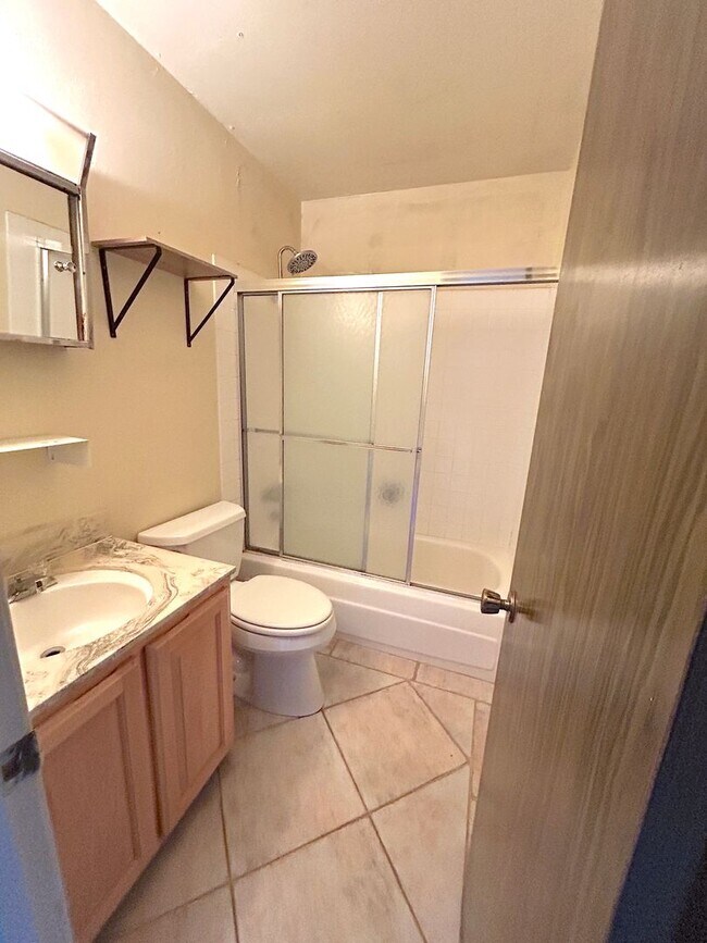 Building Photo - Long-term Lake Forest Glenn Condo