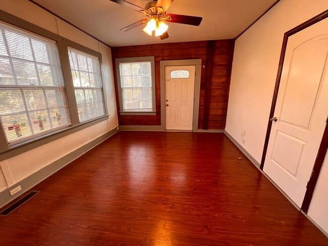 Building Photo - 207 S Laurel St