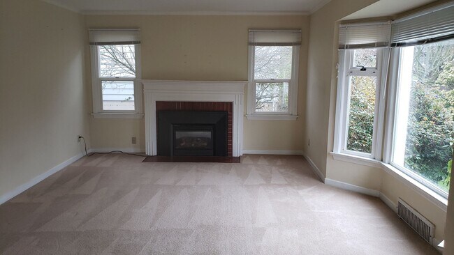 Building Photo - 2BR/1.75BA Wedgwood Home with Bonus Room and Large Backyard
