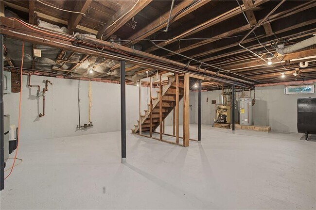 Building Photo - 1349 W Shore Rd