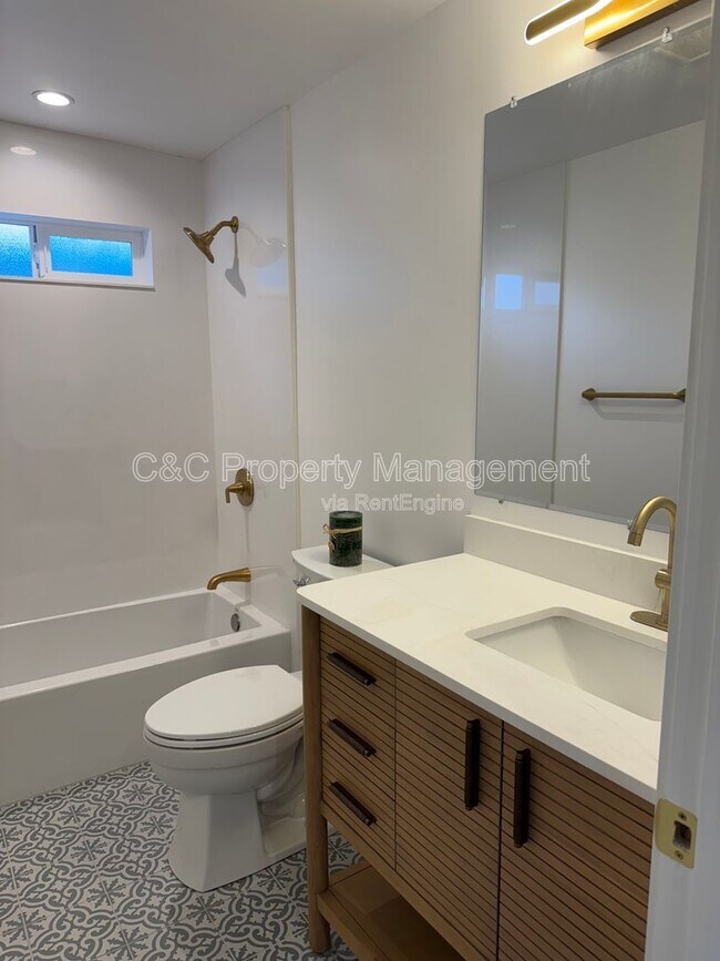 Building Photo - 727 2nd St