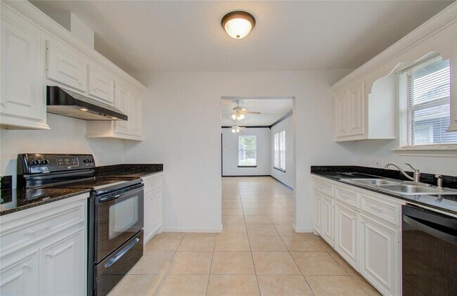 Building Photo - 5319 Bell St