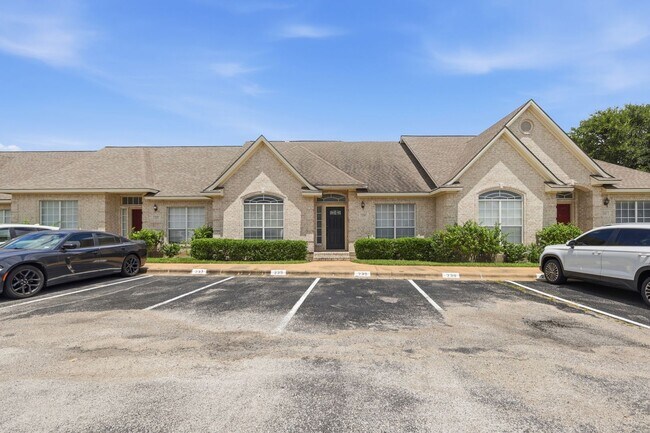 Building Photo - Remodeled 3 Bed Townhome