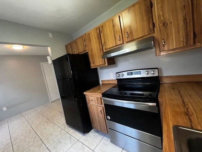 Building Photo - MOVE IN NOW!! 2ND FLOOR CORNER 2x2 UNIT WITH SCREENED IN PORCH!