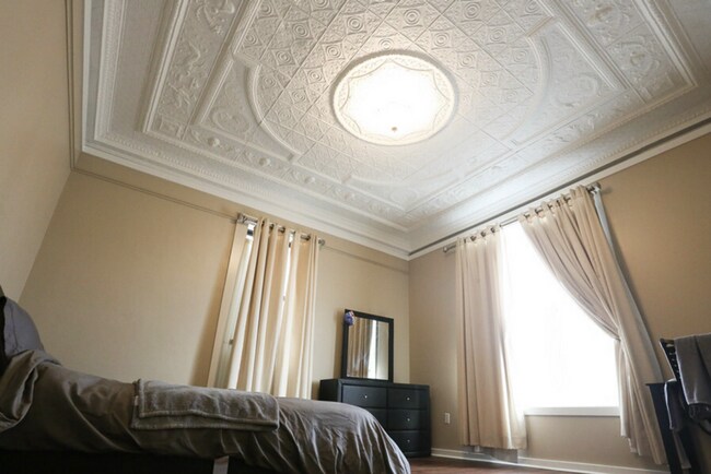 Building Photo - 3 bedroom, 2 bath apartment located in the...