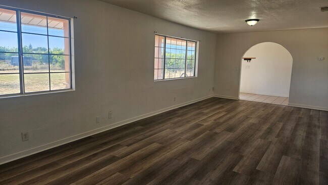 Building Photo - Cute farmhouse with lots of upgrades