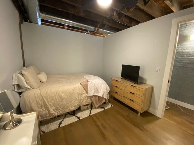 Building Photo - LEASING SPECIAL: $500 off your first month's rent AND no security deposit! Just pay $500 move-in ...