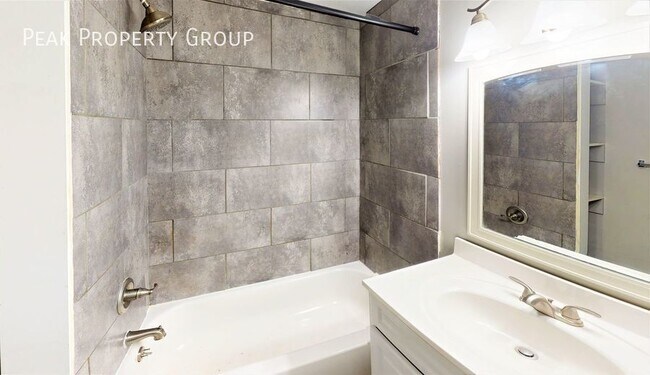 Building Photo - 2317 Stratford Ave