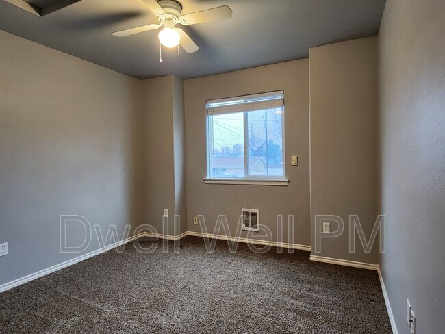 Building Photo - 912 E Georgia Ave