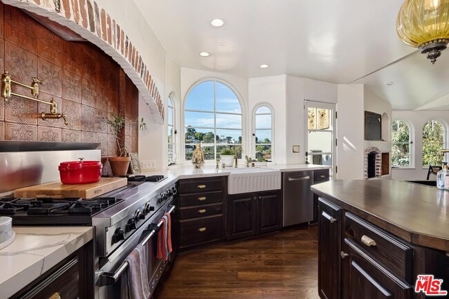 Building Photo - 3351 N Knoll Dr