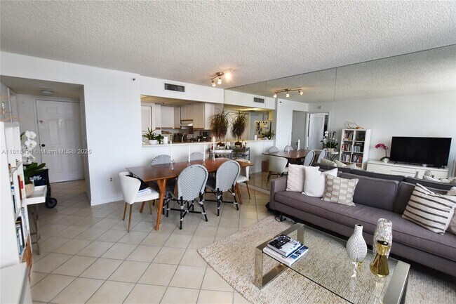 Building Photo - 540 Brickell Key Dr