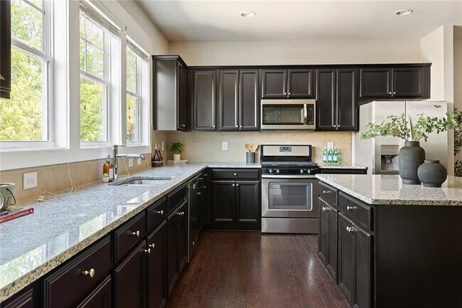 Building Photo - 2813 White Oak Ln