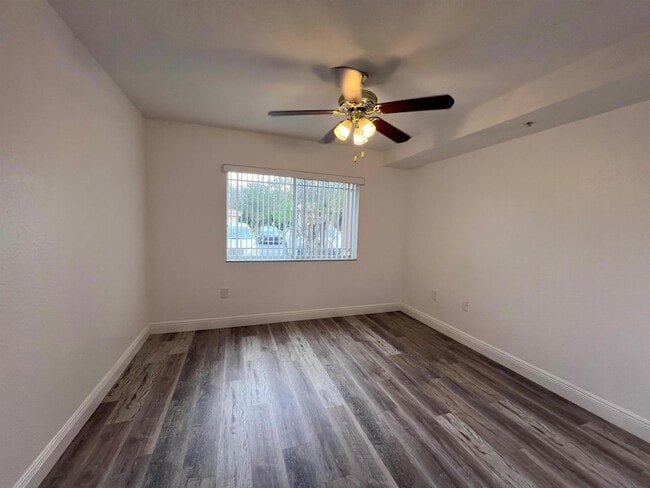 Building Photo - 191 SW Palm Dr