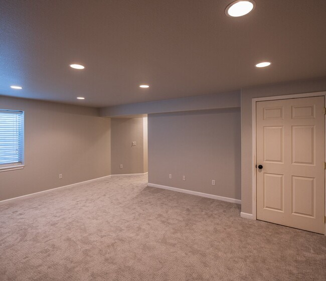 Building Photo - 1419 Red Mountain Dr
