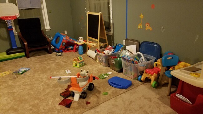 Building Photo - 232 Roxbury Rd