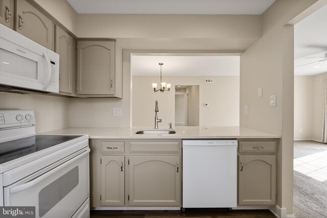 Building Photo - 1676B Thornwood Dr