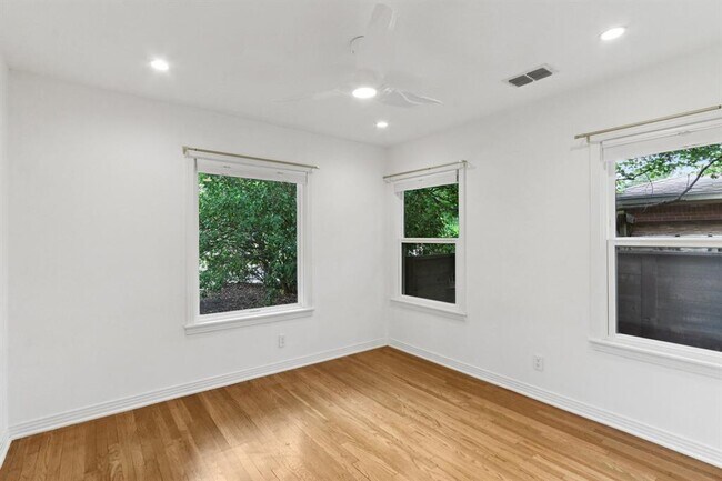 Building Photo - 1303 Morrow St