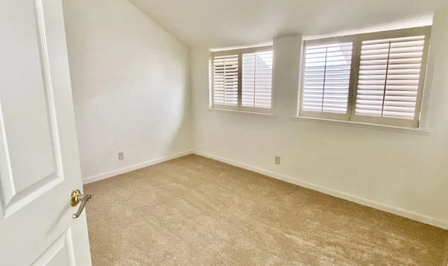 Building Photo - Bright & Spacious 2BR Townhome / Prime San...