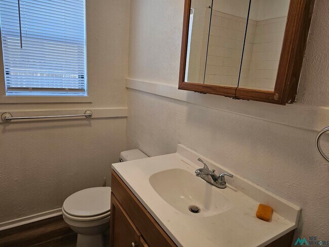 Building Photo - 921 W 16th St