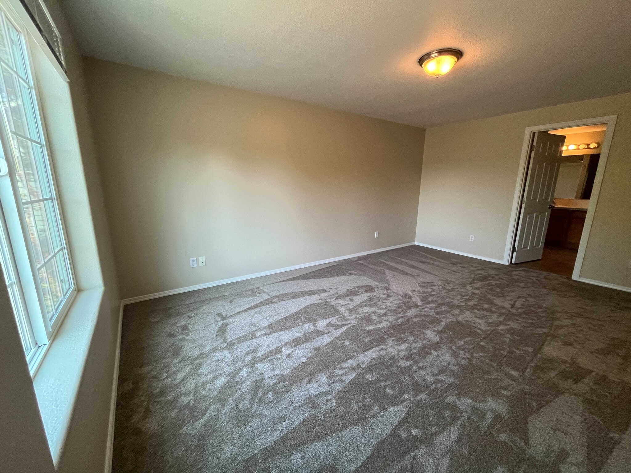 Building Photo - 1371 Ridgeview St