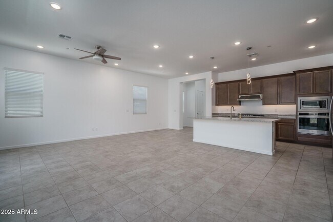 Building Photo - 14084 W Desert Flower Dr