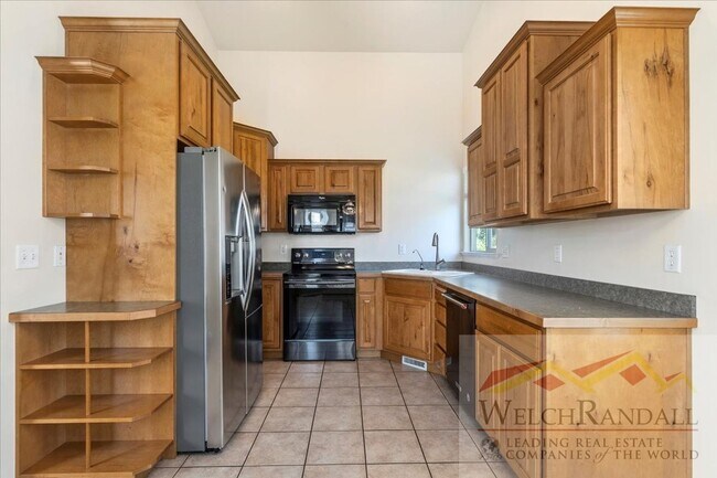 Building Photo - Spacious Residence in Taylorsville – 5 Bed...