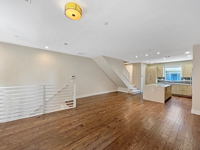 Building Photo - Stunning 3B/3.5BA Townhouse in Mission Val...