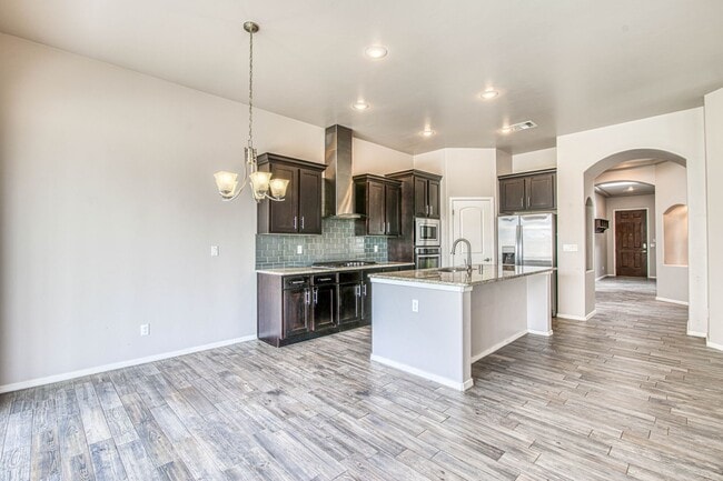 Building Photo - Beautiful Westside home with 3 bed-2 baths...