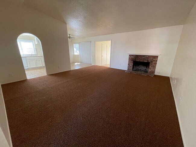 Building Photo - Hesperia-Refurbished- 3 Bedrooms, 2 Bathrooms + Den or Office, Large Property