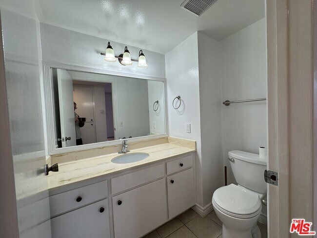 Building Photo - 1007 5th St