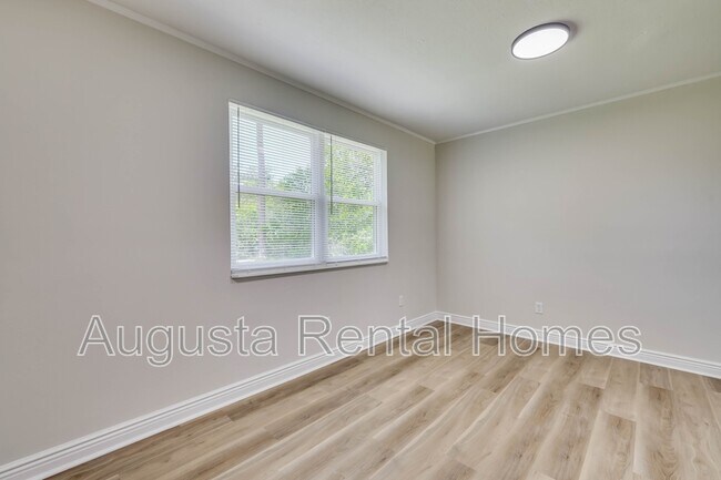 Building Photo - 2404 Southdale Dr