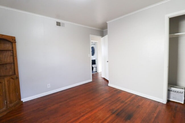 Building Photo - Beautifully Redone 3 Bedroom House! Available for Immediate Move in!