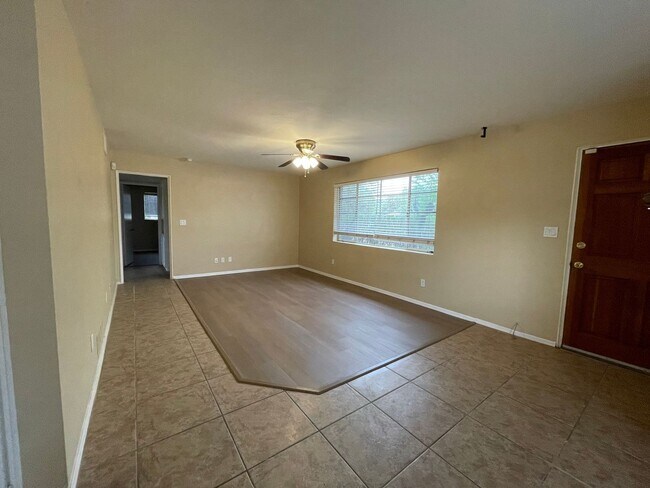 Building Photo - Beautiful 3 Bedroom! Available Now!