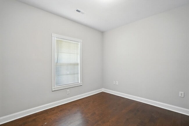 Building Photo - Move-in Ready: 2 Bedroom Condo!