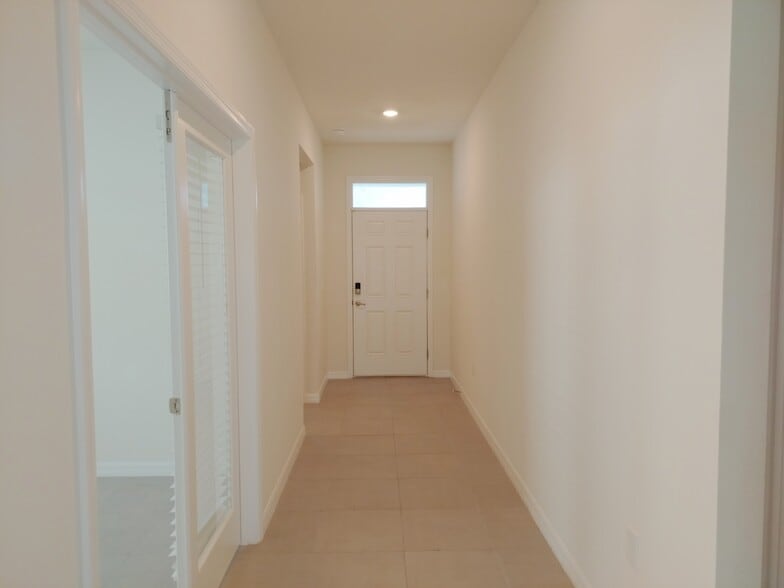 Building Photo - 5240 Sunshine Dr