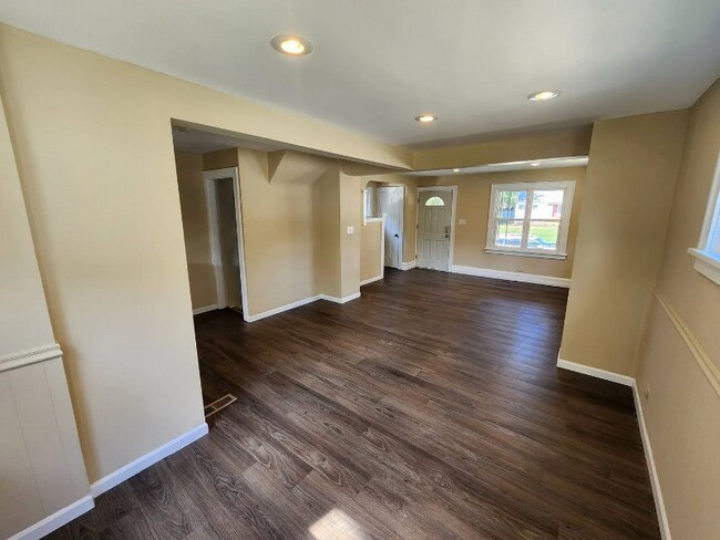 Building Photo - 5161 Greenhurst Dr