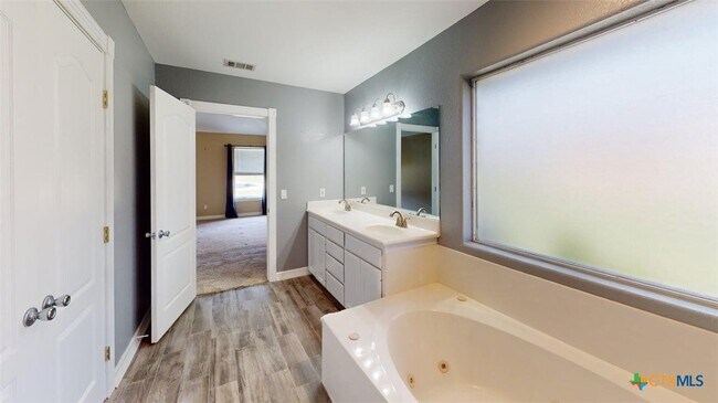 Building Photo - 142 Jesse James Dr