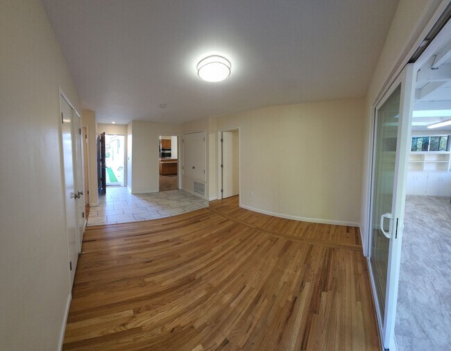 Building Photo - 5 Bedroom 3 bathroom in close proximity to POLY CAMPUS!