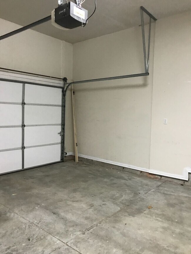 Building Photo - Wonderful 3 Bedroom 2 Bath Ranch