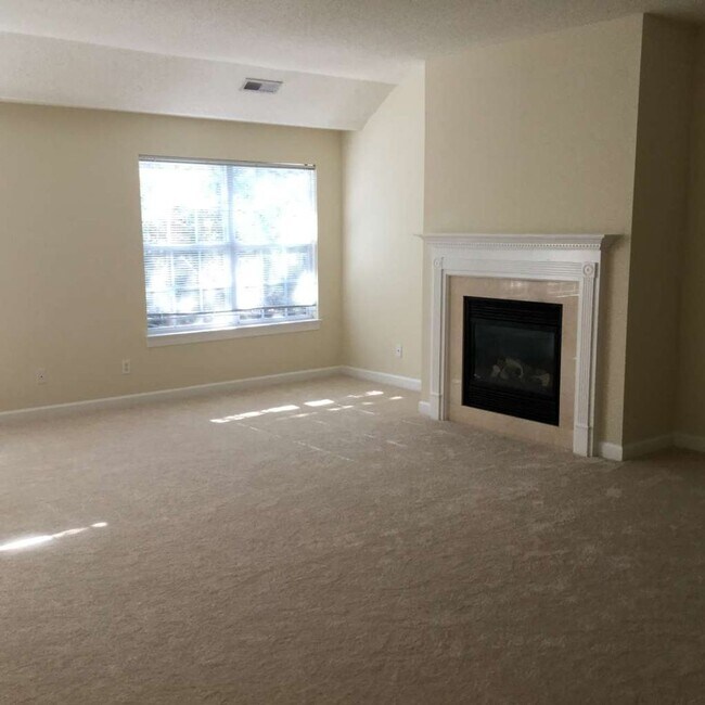 Building Photo - 2211 Venice Ct