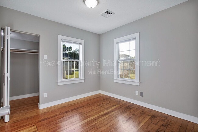 Building Photo - 18 Raines Ave