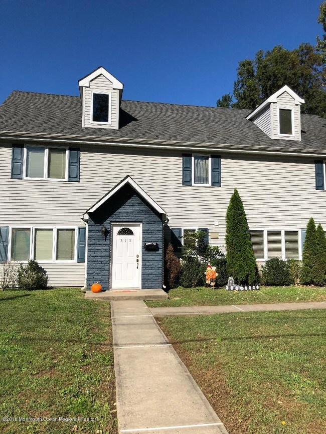 Primary Photo - 215 Castlewall Ave