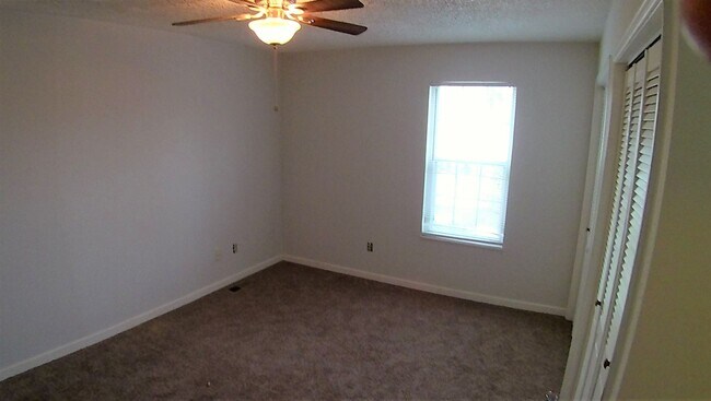 Building Photo - Experience Aurora living in this spacious 3-bedroom, 2-bathroom home
