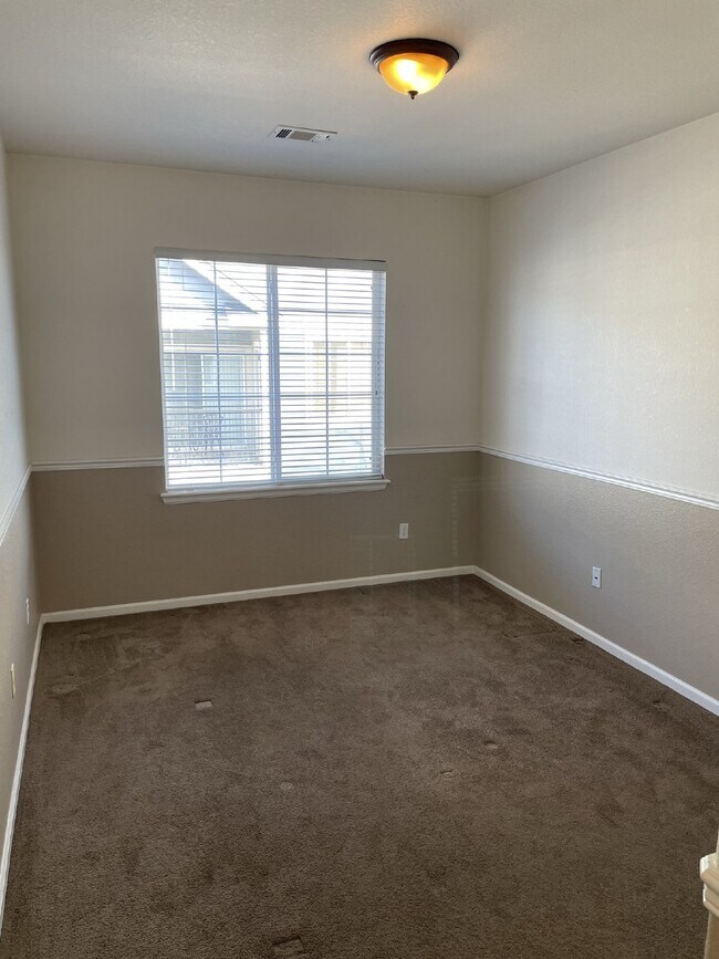 Building Photo - "Spacious 3-Bedroom Condo Retreat with Cozy Fireplace in Denver's Desirable Locale!"