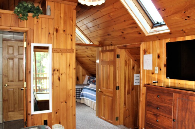 "Railroad Car" style bedrooms - you pass through the king bedroom to get into the twin bedroom - 133 Cliffside Cir