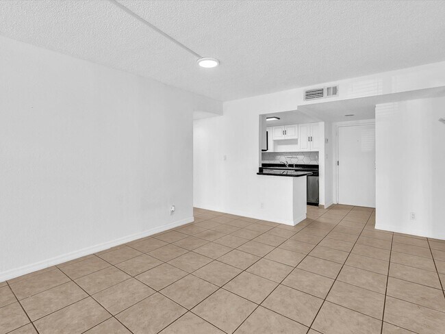 Building Photo - 220 Lakeview Dr