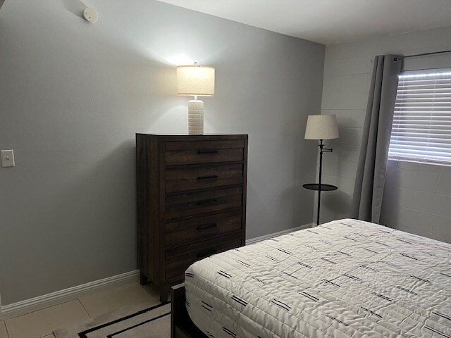 Building Photo - 625 S Royal Crest Cir